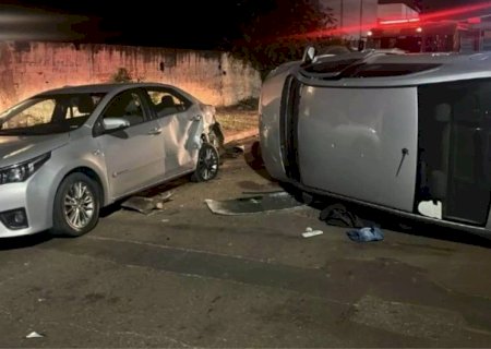 MOTORISTA EMBRIAGADO CAUSA ACIDENTE E TOMBA VEÍCULO