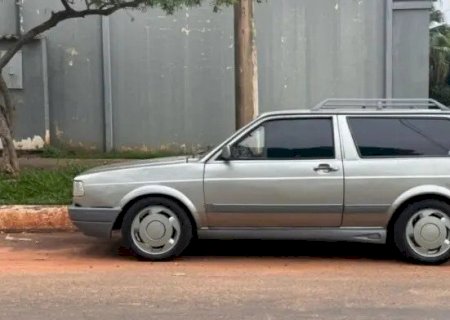 MOTORISTA BÊBADO É ENCONTRADO DE CUECA EM CARRO PARADO NO MEIO DA RUA