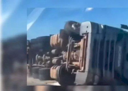 CARRETA TOMBA E CARGA DE ALGODÃO PEGA FOGO NA BR-163