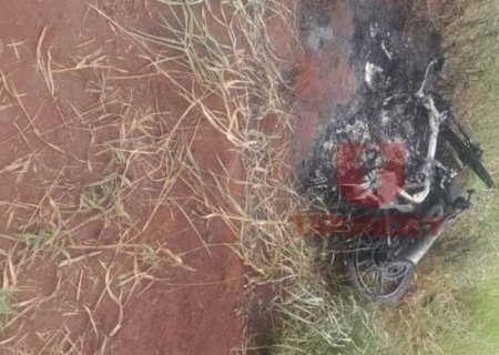 MOTO INCENDIADA ERA DE HOMEM EXECUTADO A TIROS E COM PERNAS AMARRADAS