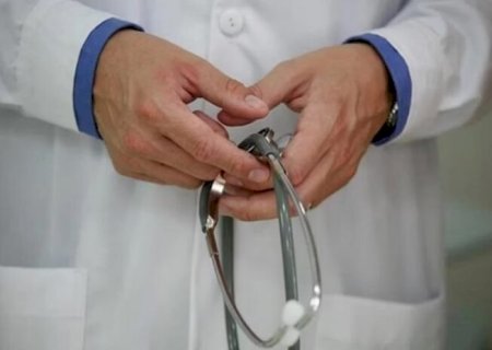 MÉDICO É PRESO POR IMPORTUNAR PACIENTE E DAR BEIJO NO ROSTO