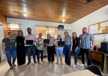 LIA NOGUEIRA ENTREGA MAIS DE 130 NOTEBOOKS PARA ESCOLAS DE DEODÁPOLIS