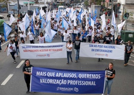 ENFERMEIROS DEFENDEM CARGA DE TRABALHO DE 30 HORAS SEMANAIS