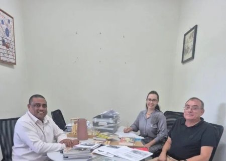 GRUPO LITERÁRIO ARANDU E SECRETARIA DISCUTEM APOIO PARA LEVAR ESTUDANTES NA V FEIRA DE LITERATURA DE MS