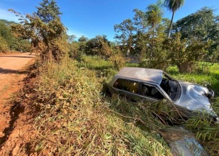 MOTORISTA PERDE CONTROLE DE DIREÇÃO E VEÍCULO CAI EM CÓRREGO