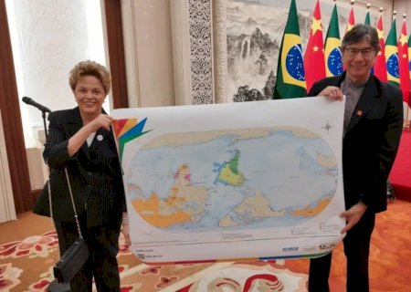 NA CHINA, DILMA EXIBE MAPA-MÚNDI DO IBGE DE PONTA-CABEÇA