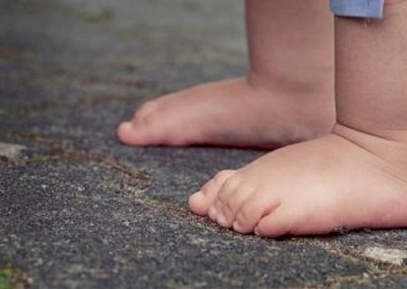 MULHER É PRESA EM PARAÍSO DAS ÁGUAS POR MAUS-TRATOS CONTRA FILHA DE 3 ANOS