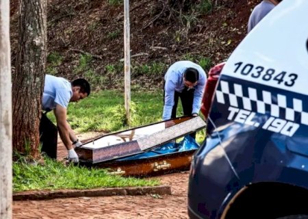 HOMEM MORRE VÍTIMA DE FACADA COM SERRA NO PEITO APÓS DISCUSSÃO EM PRAÇA
