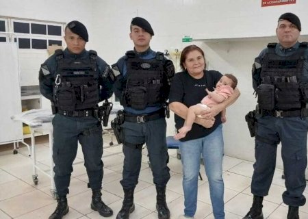 POLICIAIS INTERROMPEM IDA PARA OCORRÊNCIA E SALVAM BEBÊ ENGASGADO