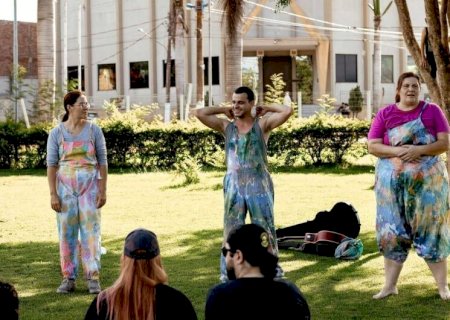 GRUPO QUE ATUA COM LIBRAS INTEGRADAS APRESENTA 'FLUXO - UMA VIAGEM NO TEMPO' EM DOURADOS