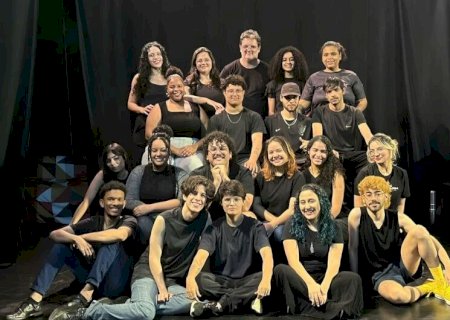 EM DOURADOS, ESPETÁCULO GRATUITO MESCLA HUMOR E CRÍTICA SOBRE A TRANSIÇÃO DO RÁDIO PARA TV
