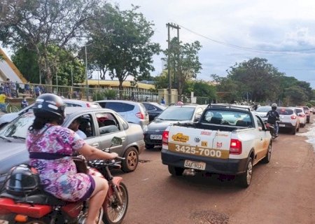 TRÂNSITO CAÓTICO EM FRENTE À ESCOLA CAIC EM DOURADOS, GERA TRANSTORNO E CONFUSÃO
