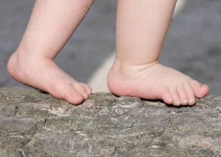 BEBÊ DE 1 ANO É RESGATADO NA CHUVA COM HIPOTERMIA E MÃE É PRESA NO MT