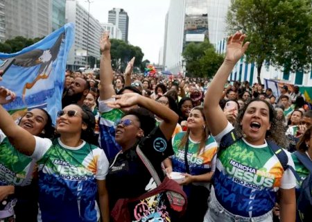 EVANGÉLICOS CRESCEM E REPRESENTAM MAIS DE UM QUARTO DA POPULAÇÃO