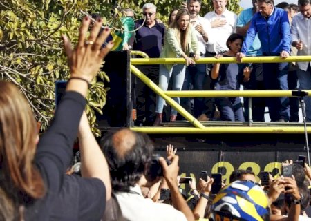 DE TORNOZELEIRA, BOLSONARO PARTICIPA DE MOTOCIATA EM BRASÍLIA