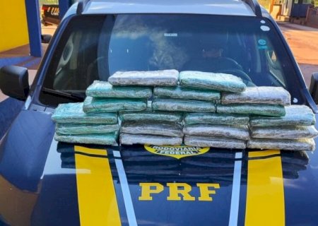 MÃE QUE VIAJAVA COM FILHAS MENORES É FLAGRADA COM 20 KG DE MACONHA EM MALA