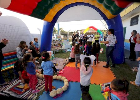 PREFEITURA ENTREGA TENDAS DA LEITURA, LIVROS E GELADEIRA PARA A REDE MUNICIPAL