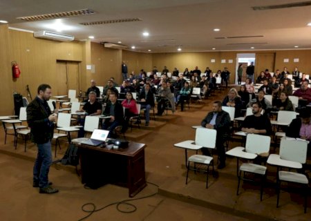 PALESTRA NA PREFEITURA ABORDA CUIDADOS COM O USO DA INTELIGÊNCIA ARTIFICIAL NO SETOR PÚBLICO
