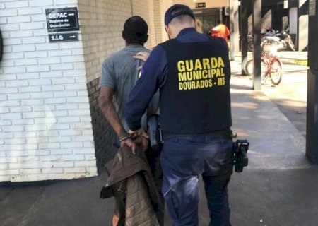 HOMEM TENTA INVADIR RESIDÊNCIA DE IDOSA NO JARDIM ÁGUA BOA E É DETIDO POR POPULARES EM DOURADOS