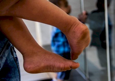 HOMEM TRANCA ENTEADA DE 4 ANOS E A ESPANCA COM SOCOS E CHUTES
