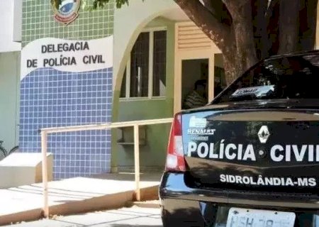 MULHER FLAGRA HOMEM NU DEITADO SOBRE O NETO DE 8 ANOS