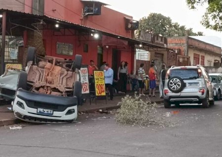 VEÍCULO TOMBA APÓS COLISÃO EM DOURADOS