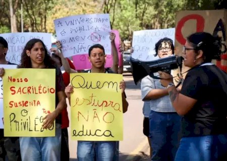 ESTUDANTES EXIGEM DEMISSÃO DE PROFESSOR CONDENADO POR ESTUPRO