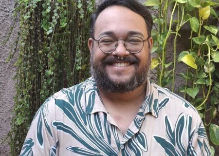 ESCRITOR ANTONI MAGALHÃES LANÇA 'ANACRÔNICO' HOJE EM DOURADOS