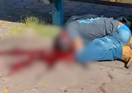 HOMEM É ASSASSINADO EM PONTO DE ÔNIBUS E CÂMERAS REGISTRAM EXECUÇÃO