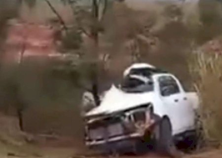 PASSAGEIRO MORRE APÓS MOTORISTA DE CAMINHONETE BATER EM ANTA E ATINGIR CARRETA DE FRENTE