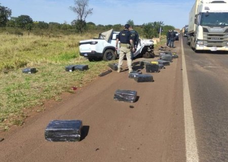 MOTORISTA TENTA FUGIR COM 1T DE MACONHA, BATE CAMINHONETE E ACABA PRESO