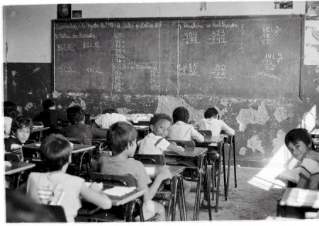 FOTÓGRAFO RESGATA IMAGEM DE SALA DE AULA NOS ANOS 80 E DETALHES CHAMAM ATENÇÃO