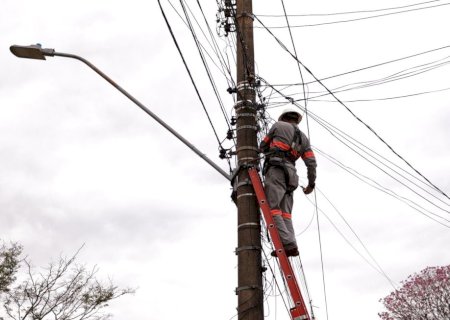 PREFEITURA DE DOURADOS REFORÇA AÇÃO PARA ELIMINAR EMARANHADO DE FIOS EM POSTES E NOTIFICA EMPRESAS