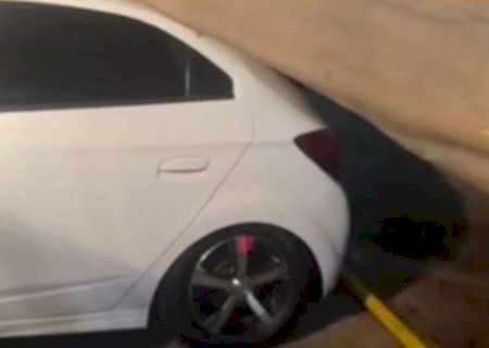 VENTANIA CAUSA ESTRAGOS EM DOURADOS; ÁRVORE CAI SOBRE CARRO E CASAS SÃO DESTELHADAS