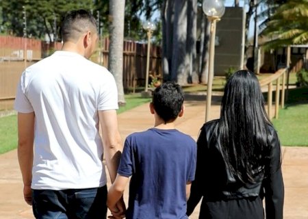 ABANDONADO PELO PAI E LEVADO A ABRIGO, FILHO REENCONTRA A MÃE APÓS 11 ANOS SEPARADOS