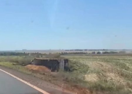 CARRETA TOMBA NA MS-162 E DEIXA UMA PESSOA MORTA ENTRE SIDROLÂNDIA E MARACAJU
