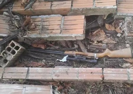 MÃE CORRE PELA MATA COM FILHO PARA FUGIR DE ABUSOS E TIROS DE HOMEM DA INTERNETMÃE CORRE PELA MATA COM FILHO PARA FUGIR DE ABUSOS E TIROS DE HOMEM DA INTERNET