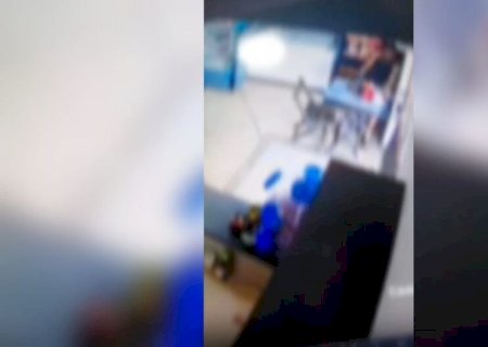 HOMEM É FLAGRADO SE MASTURBANDO EM PADARIA E CAUSA REVOLTA ENTRE CLIENTES EM PONTA PORÃ