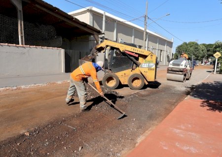 PREFEITURA RECUPERA PAVIMENTAÇÃO EM IMPORTANTE VIA DE VILA VARGAS