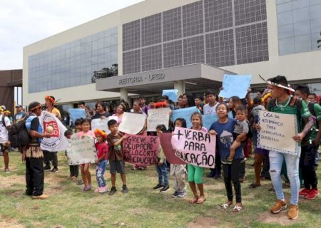 DURANTE VISITA DE MINISTRO, INDÍGENAS COBRAM MELHORIAS NA EDUCAÇÃO