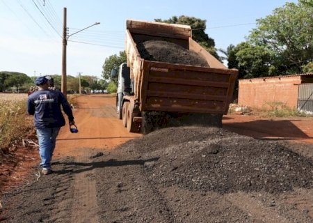PREFEITURA DE DOURADOS LEVA CASCALHAMENTO PARA AS RUAS DO DISTRITO DE VILA FORMOSA