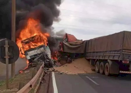 MOTORISTA MORRE CARBONIZADO APÓS COLISÃO ENTRE CARRETAS