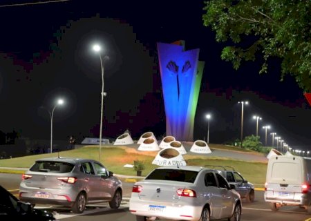 PREFEITURA REVITALIZA MONUMENTO AO COLONO E INSTALA ILUMINAÇÃO ESPECIAL COM LED