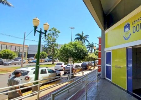 ENTRE APARTES E REQUERIMENTOS NA CÂMARA DE VEREADORES DE DOURADOS, O GALOPE À PRAÇA DE ALIMENTAÇÃO — O FAST FOOD LEGISLATIVO DA ERA AVENIDA CENTER