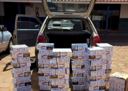 TRÊS VEÍCULOS SÃO APREENDIDOS COM CAIXAS DE CIGARROS CONTRABANDEADOS