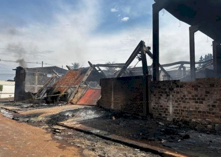 MULHER É PRESA EM FLAGRANTE APÓS PROVOCAR INCÊNDIO QUE DESTRUIU FERRO-VELHO