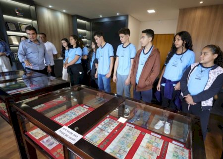 PREFEITO RECEBE ESTUDANTES COM A EXPOSIÇÃO “INDEPENDÊNCIA EM NOSSAS MÃOS”