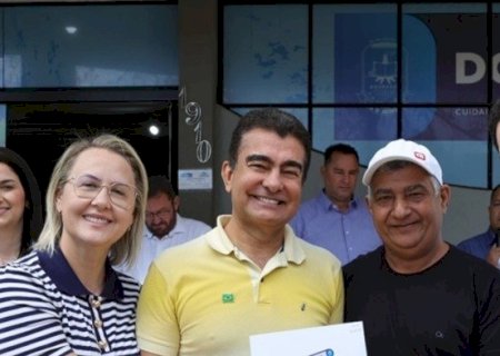 EM DOURADOS, LIANDRA DA SAÚDE PARTICIPA DE ENTREGA DE TÍTULOS DE REGULARIZAÇÃO FUNDIÁRIA