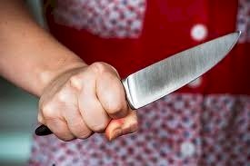 MULHER INVADE CASA DO EX COM FACA E TRIO VAI PARAR NA DELEGACIA