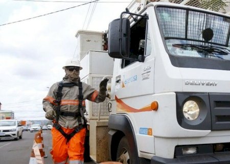 MORADOR AMEAÇA E PERSEGUE ELETRICISTAS COM PEDAÇO DE PAU PARA NÃO TER 'GATO' CORTADO